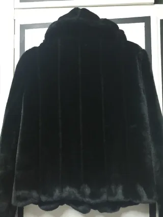 Chaquetón pelo sintético Guess negro.