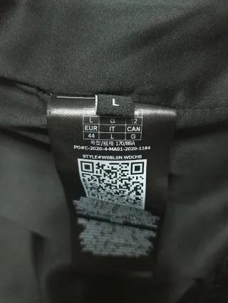 Chaquetón pelo sintético Guess negro.