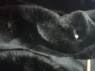 Chaquetón pelo sintético Guess negro.