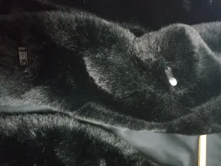 Chaquetón pelo sintético Guess negro.