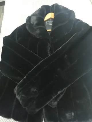 Chaquetón pelo sintético Guess negro.