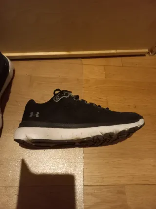 Zapatillas Under Armour Negras y Blancas