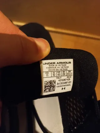 Zapatillas Under Armour Negras y Blancas