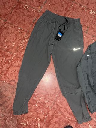 Conjunto deportivo Nike gris