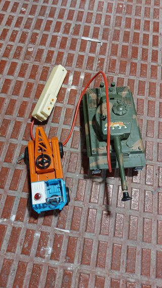 Tanque de juguete antiguo y control