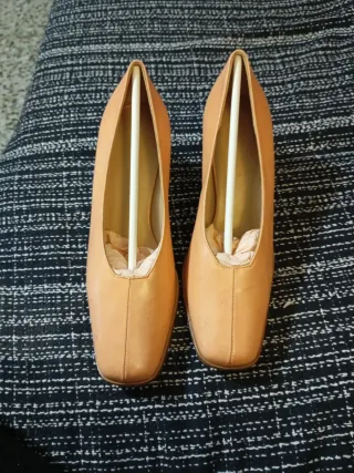 Zapatos de tacón color camel