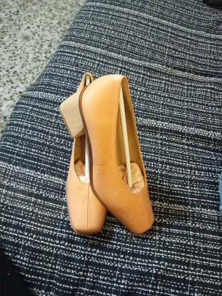 Zapatos de tacón color camel
