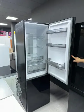 grande Nueva Nevera negra y blanca