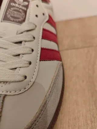 Zapatillas Adidas Beige y Rojo