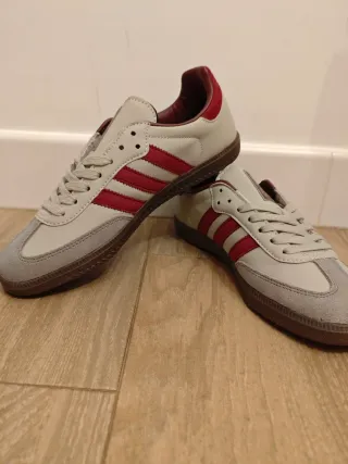 Zapatillas Adidas Beige y Rojo