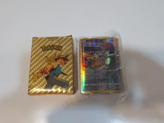 Caja Pokémon Dorada y Carta Pikachu