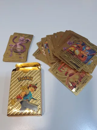 Caja Pokémon Dorada y Carta Pikachu