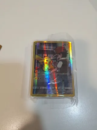 Caja Pokémon Dorada y Carta Pikachu