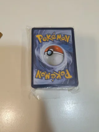 Caja Pokémon Dorada y Carta Pikachu