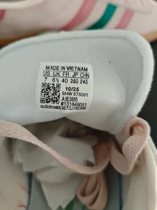 Zapatillas deportivas rosas y verdes