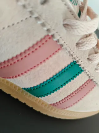 Zapatillas deportivas rosas y verdes