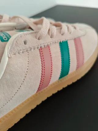 Zapatillas deportivas rosas y verdes