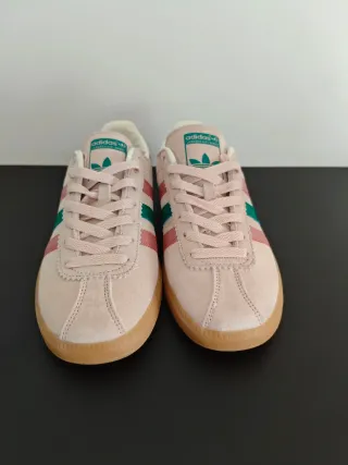 Zapatillas deportivas rosas y verdes
