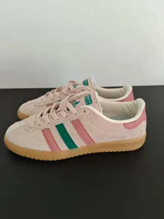 Zapatillas deportivas rosas y verdes
