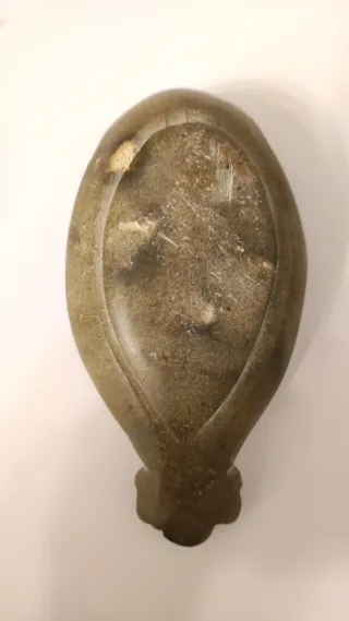 Lámpara de aceite tallada en piedra