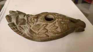 Lámpara de aceite tallada en piedra