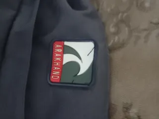 Parka impermeable gris con bolsillos