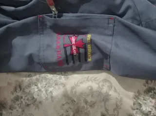 Parka impermeable gris con bolsillos