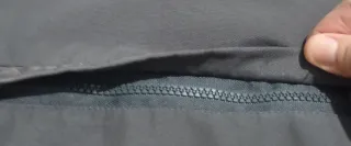 Parka impermeable gris con bolsillos