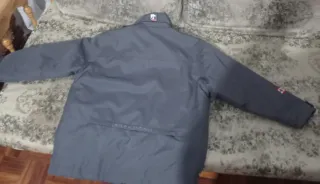 Parka impermeable gris con bolsillos