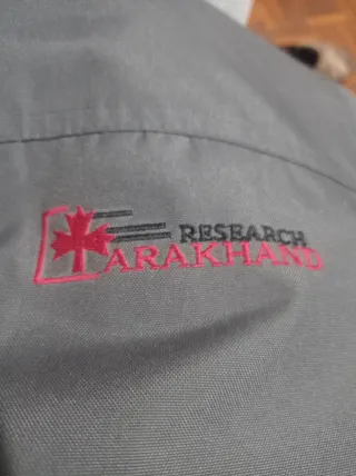 Parka impermeable gris con bolsillos