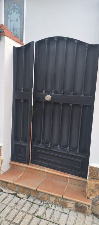 Puerta metálica verde oscuro