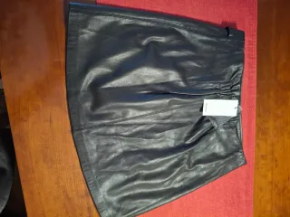 Falda cruzada polipiel Mango negra