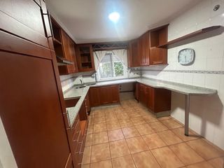 Mueble de cocina de madera y piedra