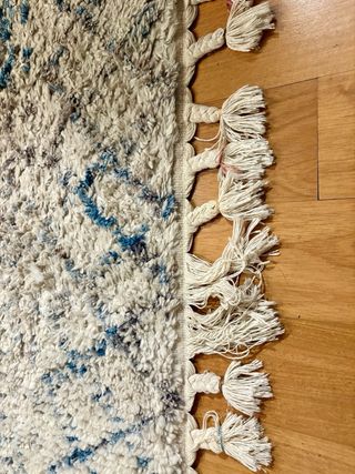 Alfombra de estilo bereber en blanco y azul