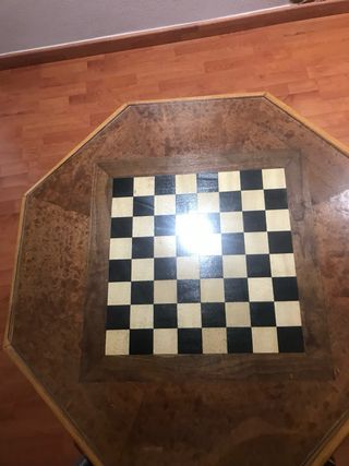 Mesa de ajedrez artesanal de madera y cristal