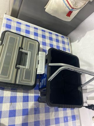 Caja de herramientas negra y gris