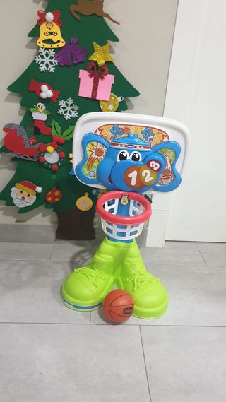 Canasta de baloncesto infantil con pelota