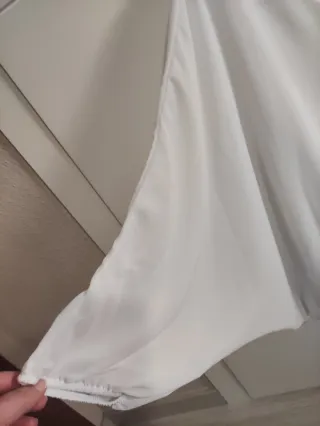 Blusa blanca elegante y cómoda