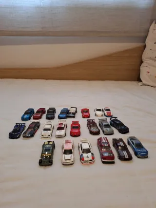 Coches de juguete variados