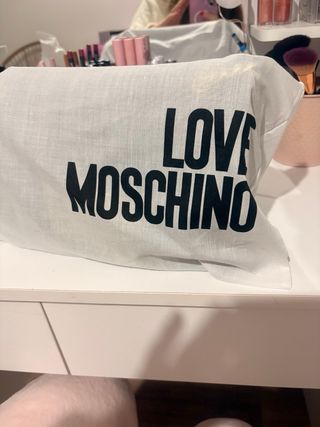 Borsa Love Moschino nera con logo oro