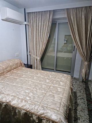 Colcha y cortinas beige/dorado