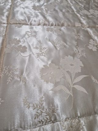 Colcha y cortinas beige/dorado