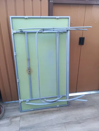 Mesa de cristal verde con estructura metálica