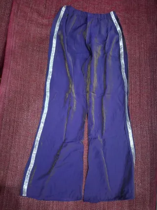 Pantalones morados con detalles plateados