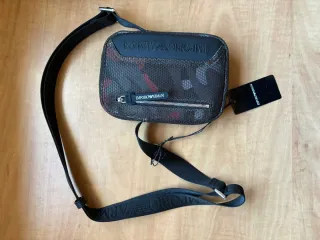 Bandolera Emporio Armani Negra y Roja unisex.