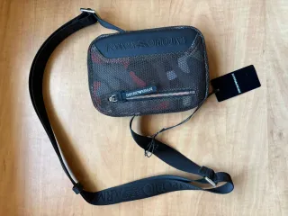 Bandolera Emporio Armani Negra y Roja unisex.