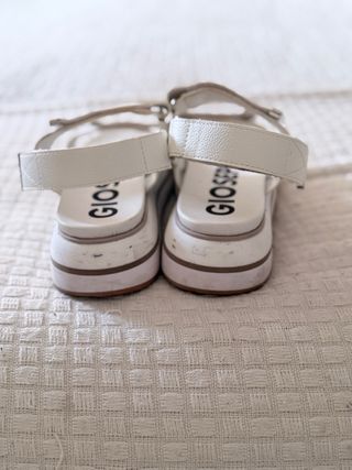 Sandalias blancas Gioseppo