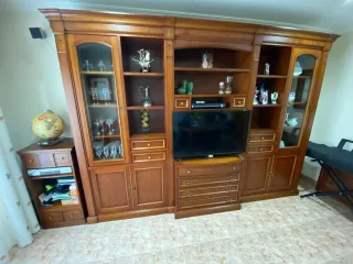 Mueble de salón de madera y cristal