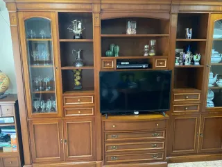 Mueble de salón de madera y cristal