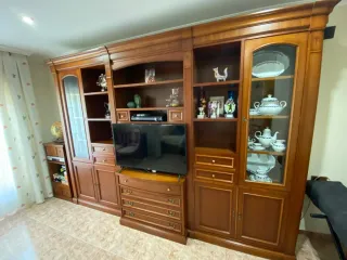 Mueble de salón de madera y cristal